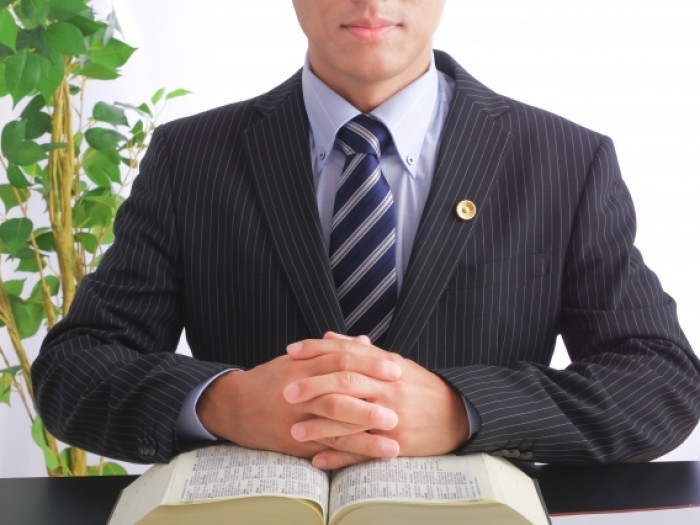 弁護士の働き方とは？法律事務所や企業、正社員や業務委託など雇用形態の違いについて解説